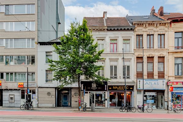 Handelshuis met gerenoveerde handelsruimte en renovatiepotentieel