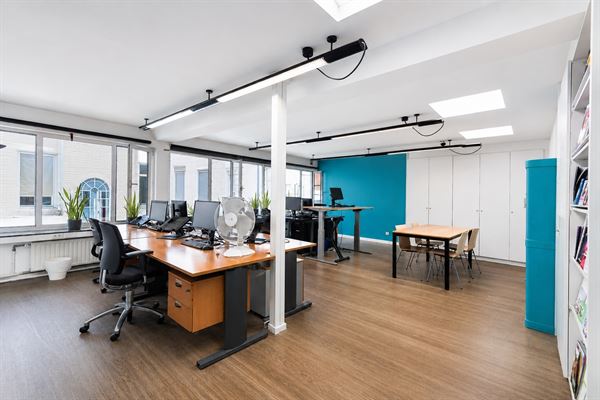Lichtrijke kantoorruimten met archief - 293 m² over 2 identieke niveaus