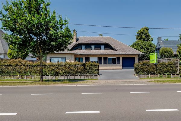 Instapklare villa met 3 slaapkamers, ruime tuin en voldoende parking op gunstige locatie!
