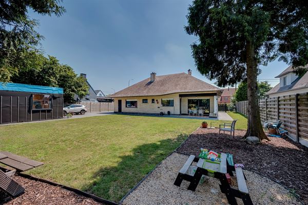 Instapklare villa met 3 slaapkamers, ruime tuin en voldoende parking op gunstige locatie!