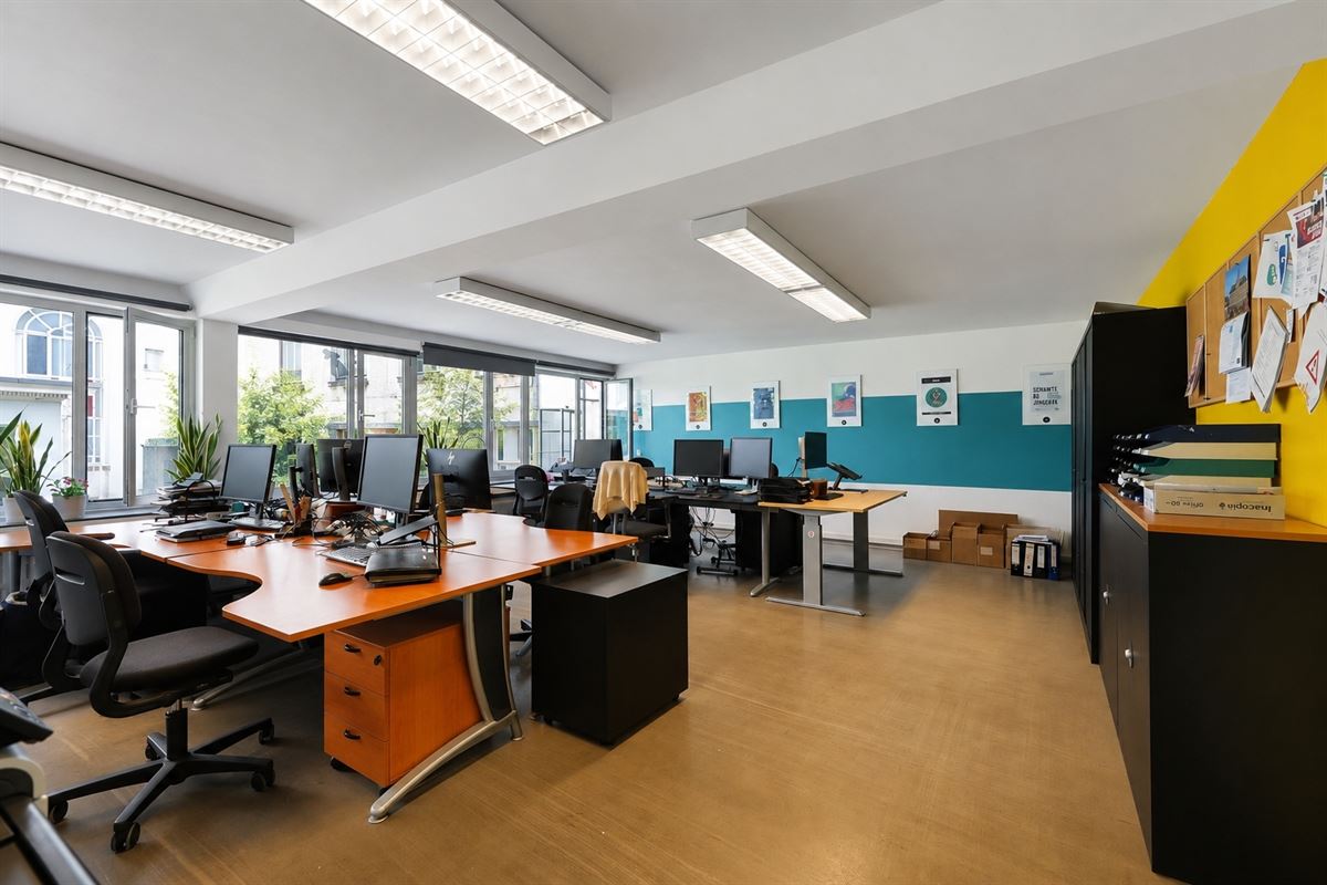 Lichtrijke kantoorruimten met archief - 293 m² over 2 identieke niveaus