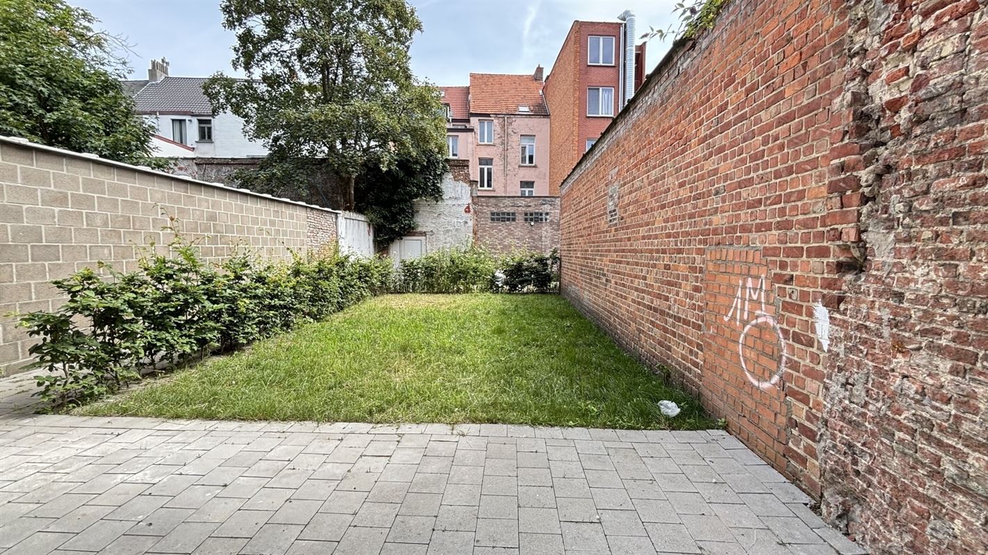 Gerenoveerd gelijkvloers appartement met tuin