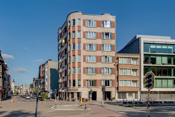 Gerenoveerde en lichtrijke studio met uitzicht