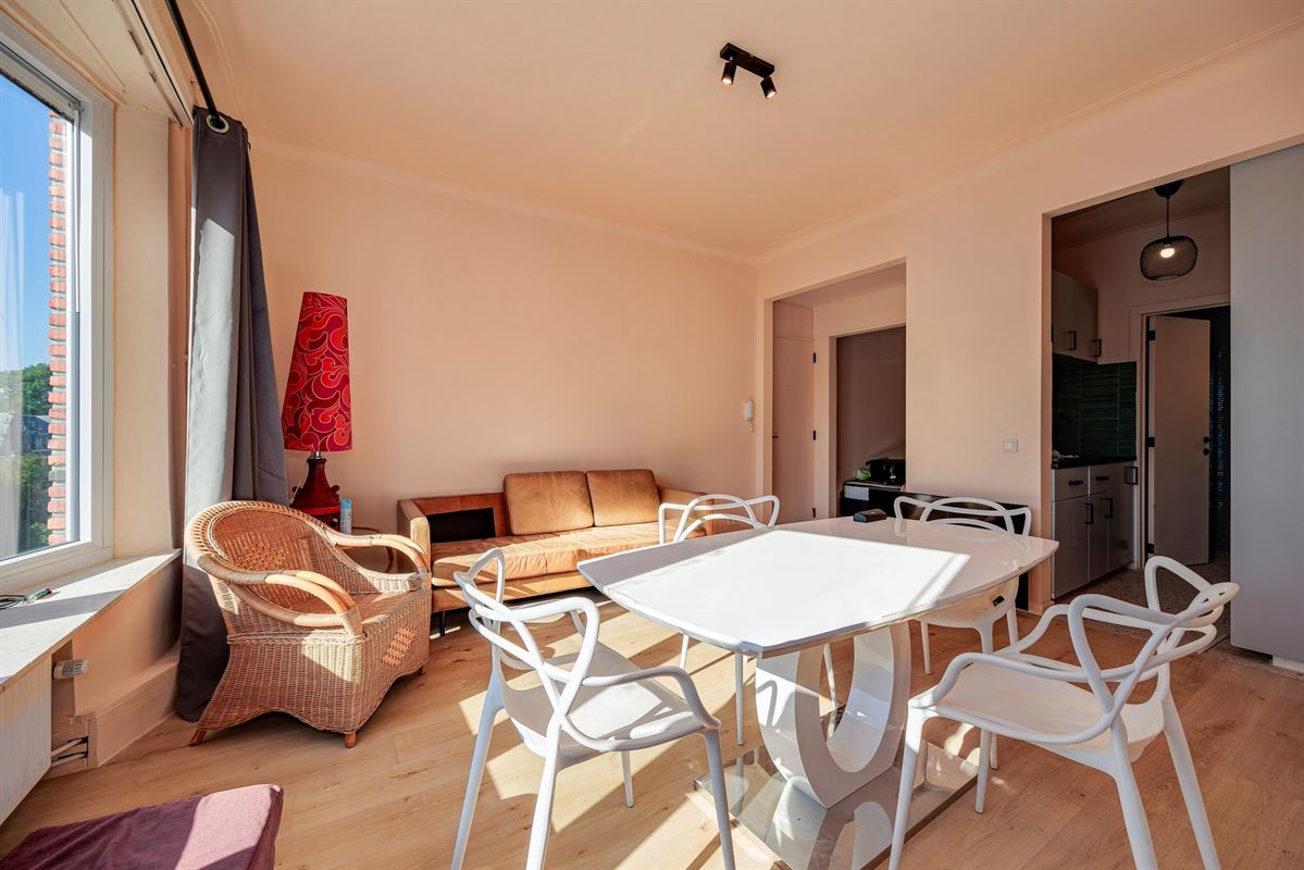 Gerenoveerde en lichtrijke studio met open uitzicht
