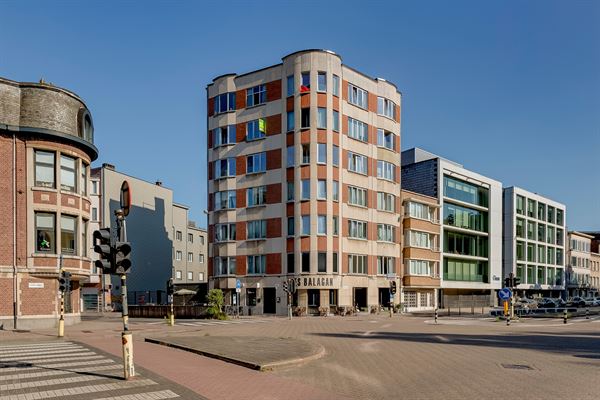 Gerenoveerde en lichtrijke studio met open uitzicht