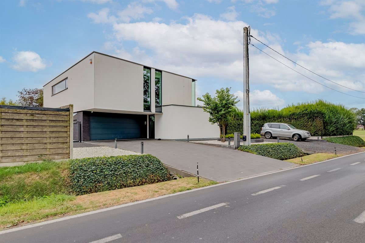 Exclusieve villa met 4 slaapkamers, 4 badkamers en luxueuze multifunctionele kelder op een toplocatie in Kalmthout!