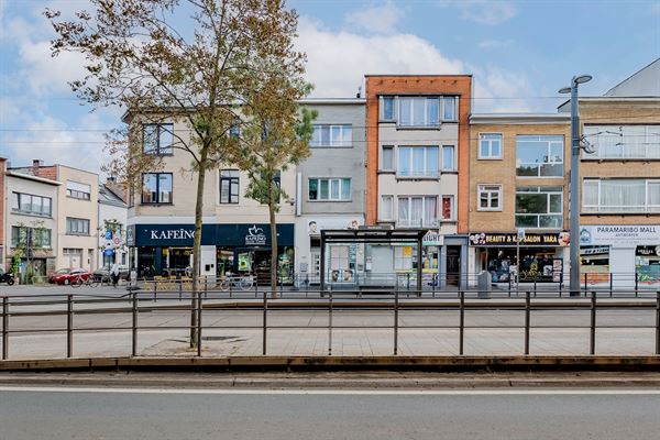 Vergunde opbrengsteigendom met handelspand en duplex