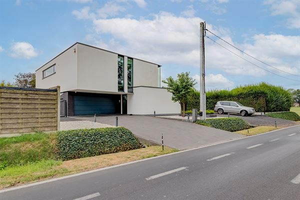 Exclusieve villa met 4 slaapkamers, 4 badkamers en luxueuze multifunctionele kelder op een toplocatie in Kalmthout!