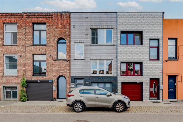 Bel-étage met 3 slaapkamers, zonnige tuin en ruime garage!