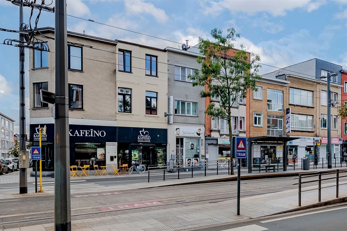 Vergund opbrengstpand met handelsruimte en duplexappartement