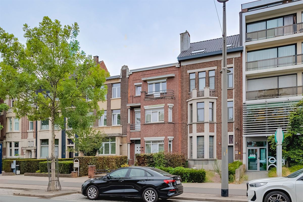 Zeer ruime woning van 415m² met grote tuin in Merksem