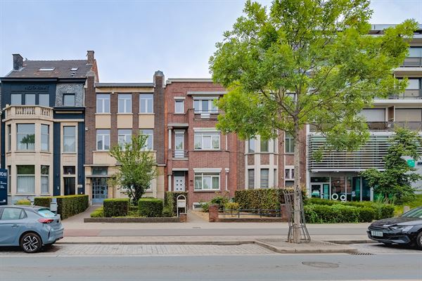 Zeer ruime woning van 415m² met grote tuin in Merksem