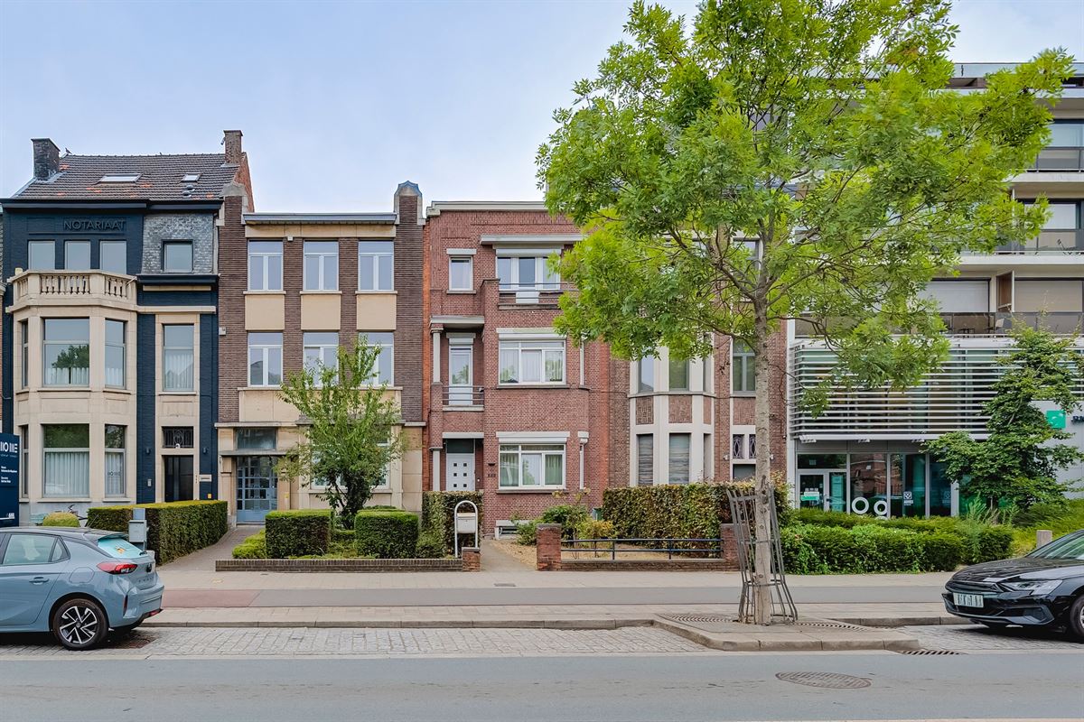 Zeer ruime woning van 415m² met grote tuin in Merksem