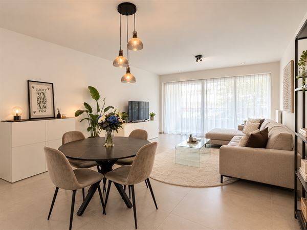 Instapklaar recent appartement met terras en staanplaats in Antwerpen