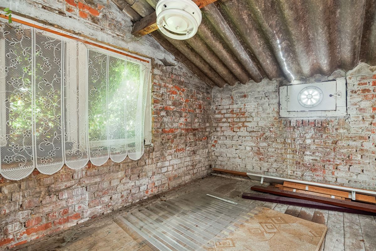 Te renoveren woning met vier slaapkamers en tuin