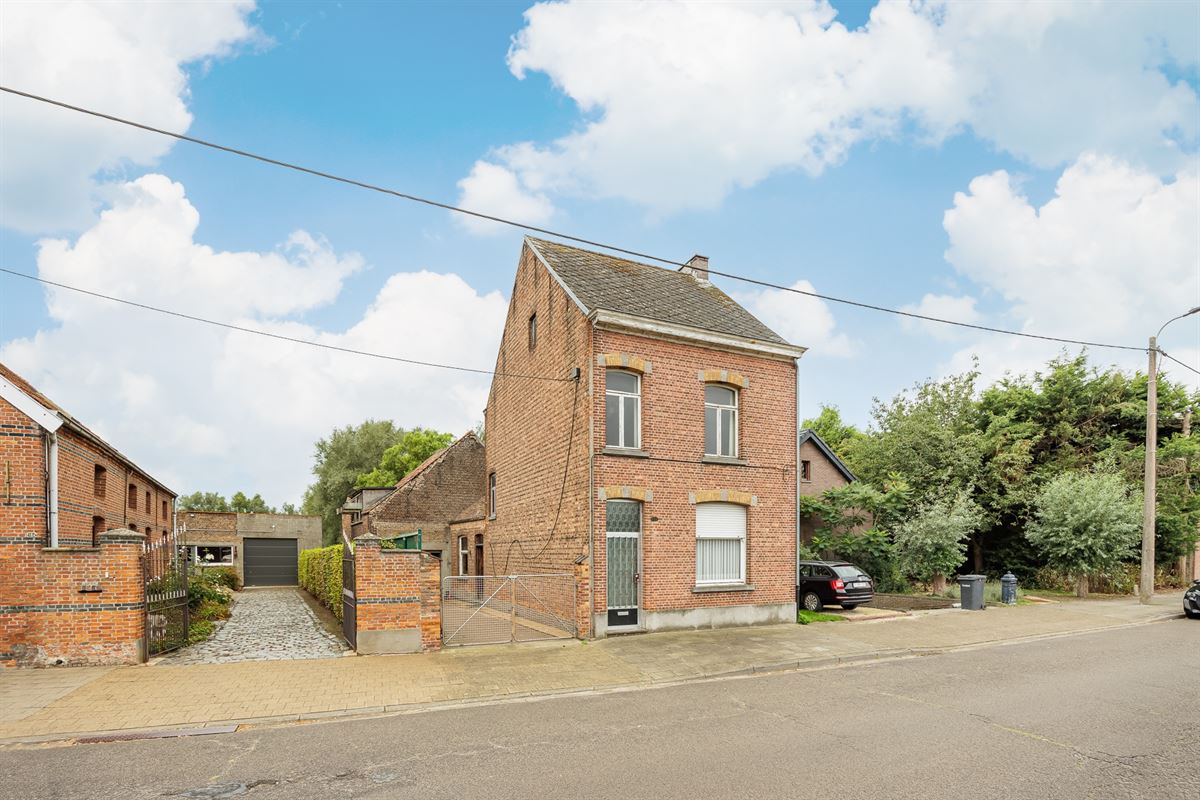 Te renoveren woning met garage, oprit en tuin