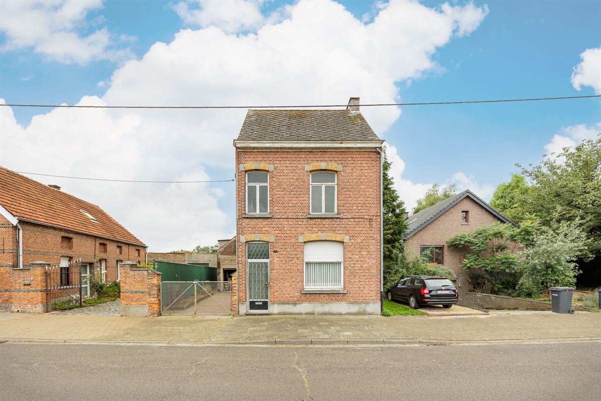 Te renoveren woning met garage, oprit en tuin