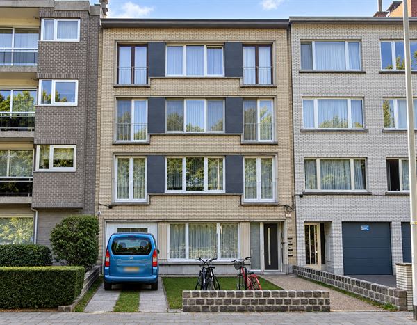 Gelijkvloers appartement met 2 slpk, garage en tuintje