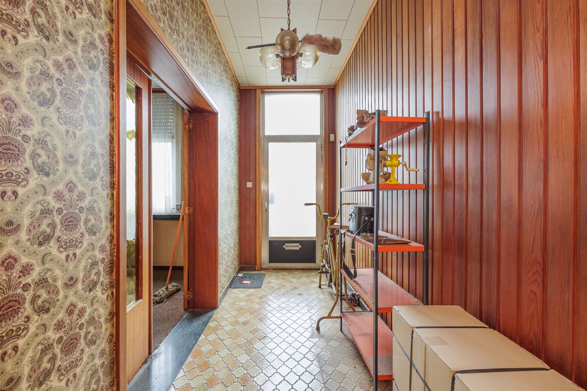 Te renoveren woning met garage, oprit en tuin