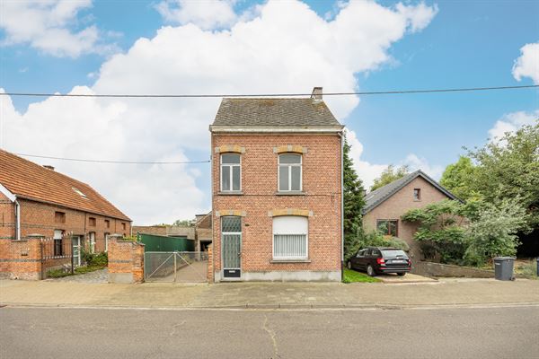 Te renoveren woning met garage, oprit en tuin