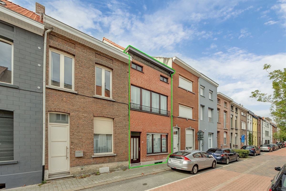 Gezinswoning met drie slaapkamers, tuin en garage