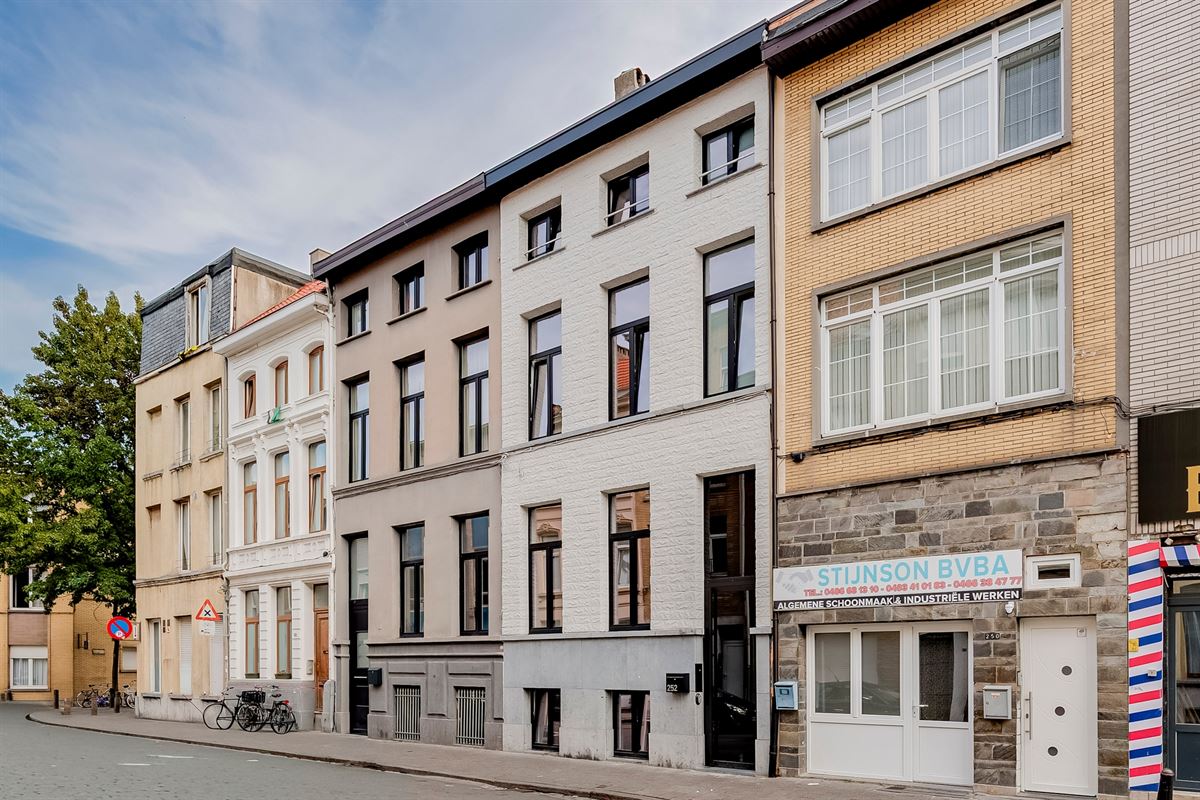 Volledig gerenoveerde stadswoning met praktijkruimte