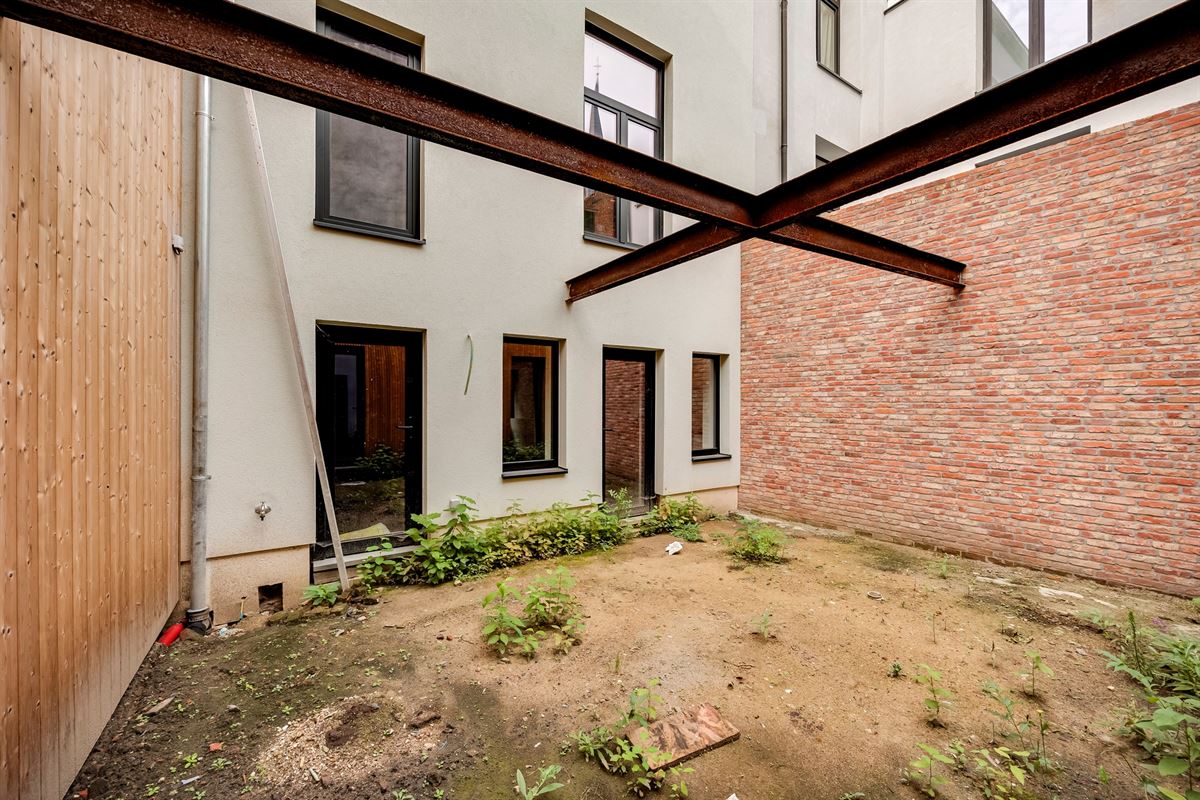 Volledig gerenoveerde stadswoning met praktijkruimte