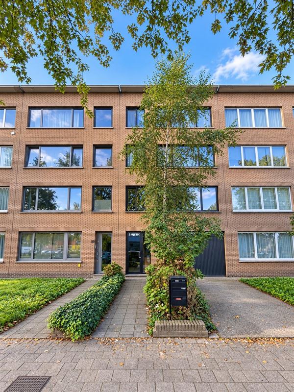 Instapklaar 2-slaapkamer appartement met terras en garage