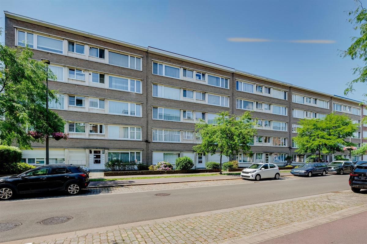 Appartement met terras en garagebox te Wilrijk