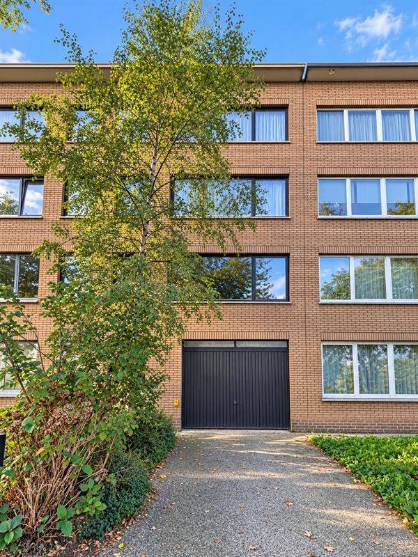 Instapklaar 2-slaapkamer appartement met terras en garage