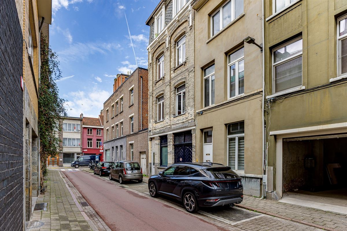 Karaktervolle woning met 4-6 slk garage en mogelijkheden