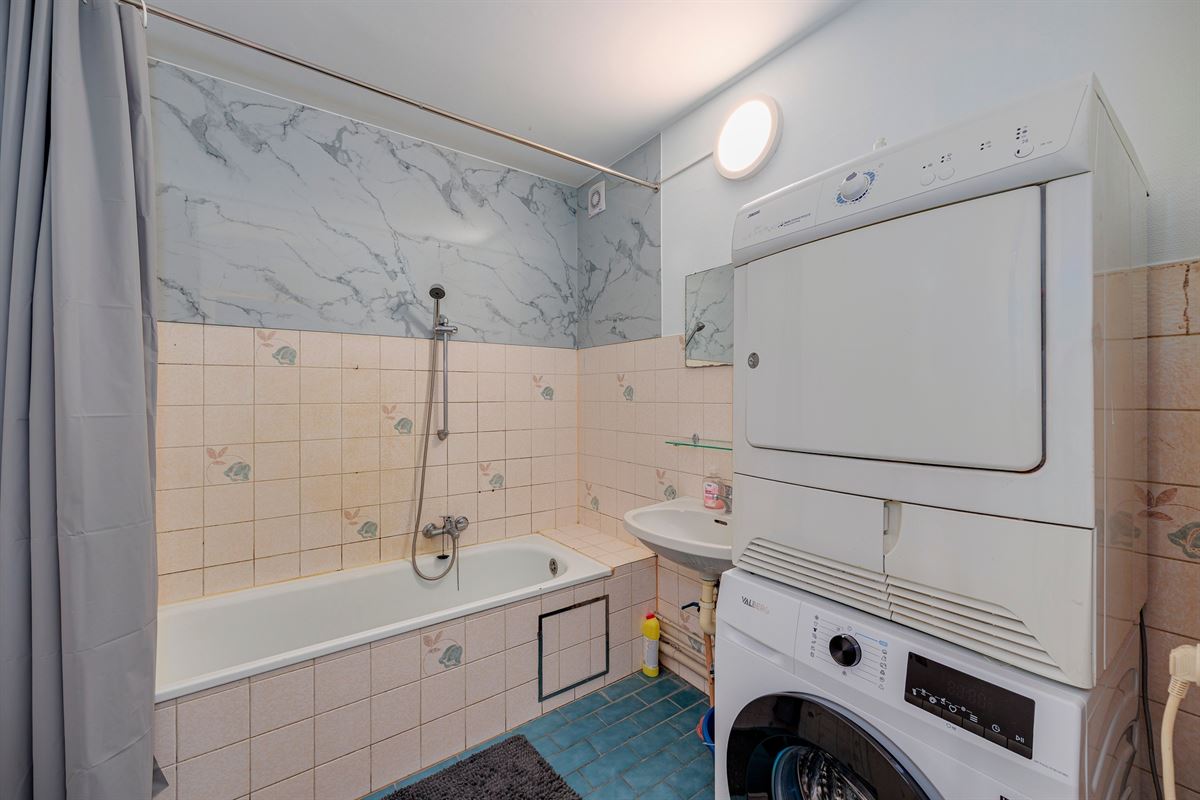 Op te frissen 2-slaapkamer appartement met terras