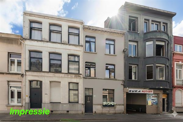 Huis met 5 slaapkamers en tuin, verder af te werken naar eigen smaak.