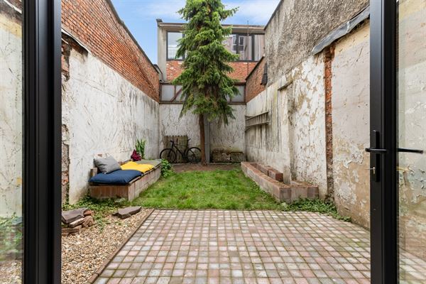 Huis met 5 slaapkamers en tuin, verder af te werken naar eigen smaak.