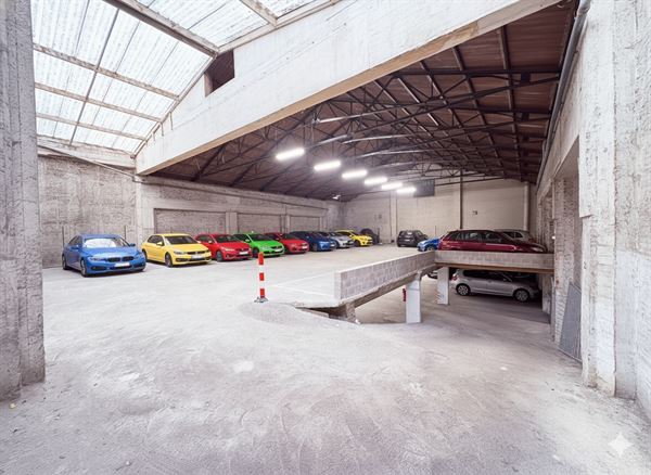 Luxor Parking: 60 parkeerplaatsen 5 motorplaatsen 1 berging