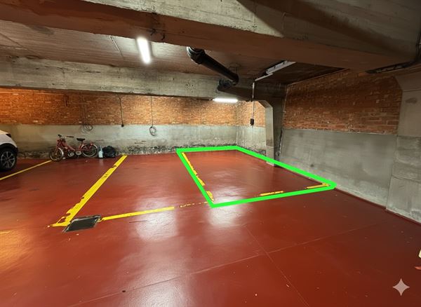 Ondergrondse overdekte autostaanplaats.