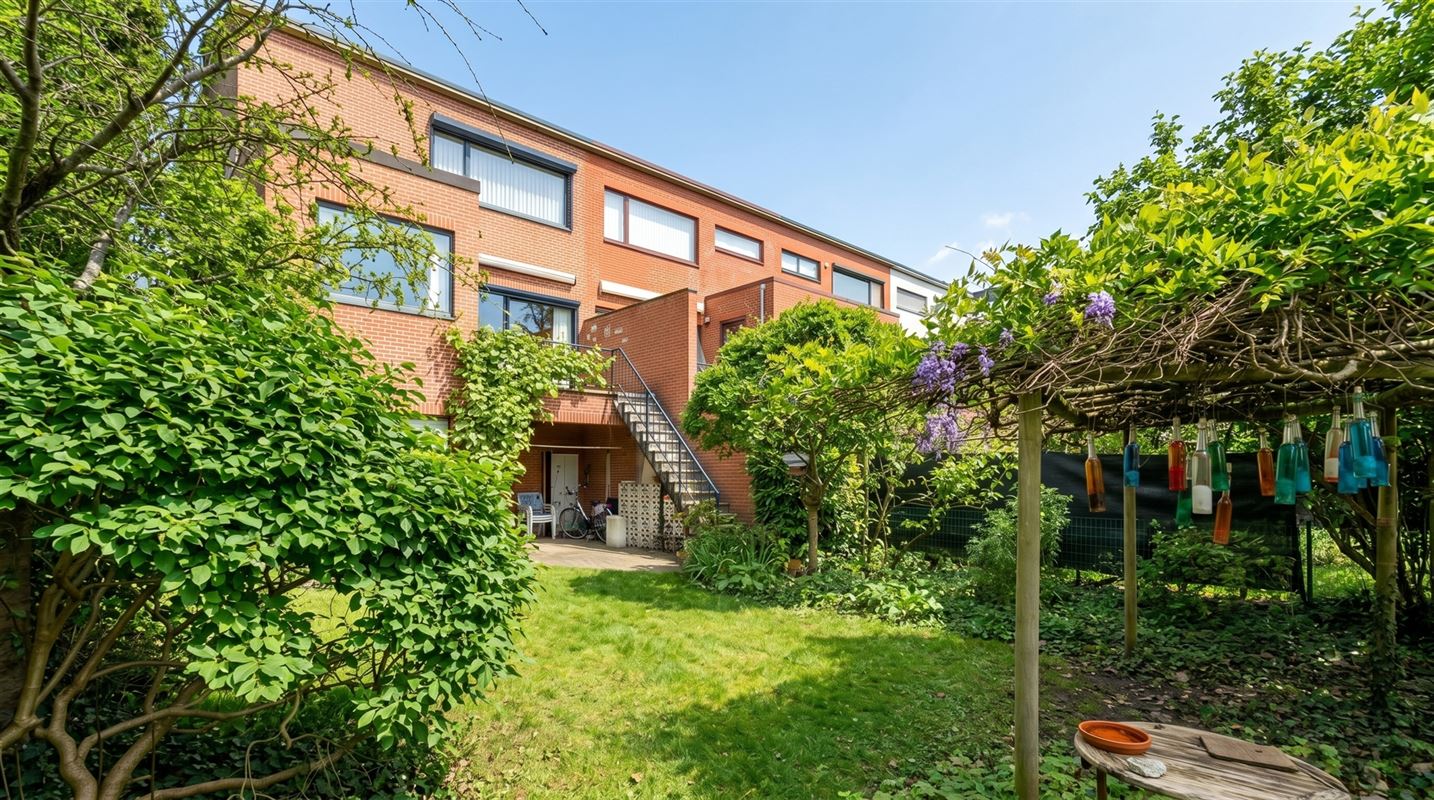 Maison de plain-pied avec 3 chambres à coucher et portail de jardin côté rue.