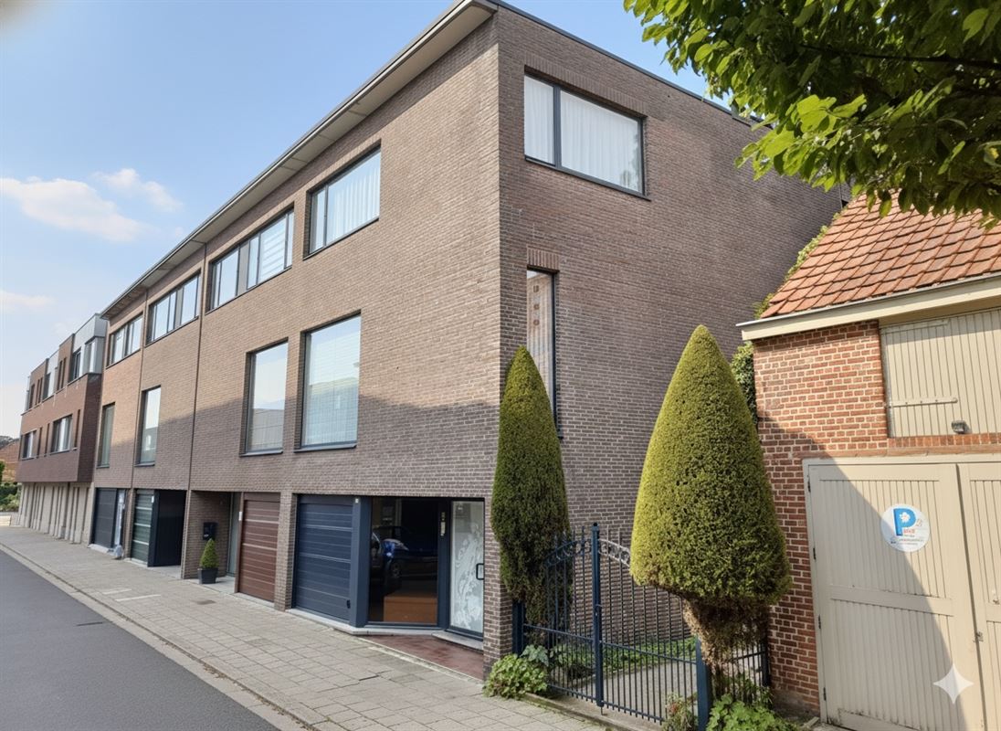 Maison de plain-pied avec 3 chambres à coucher et portail de jardin côté rue.
