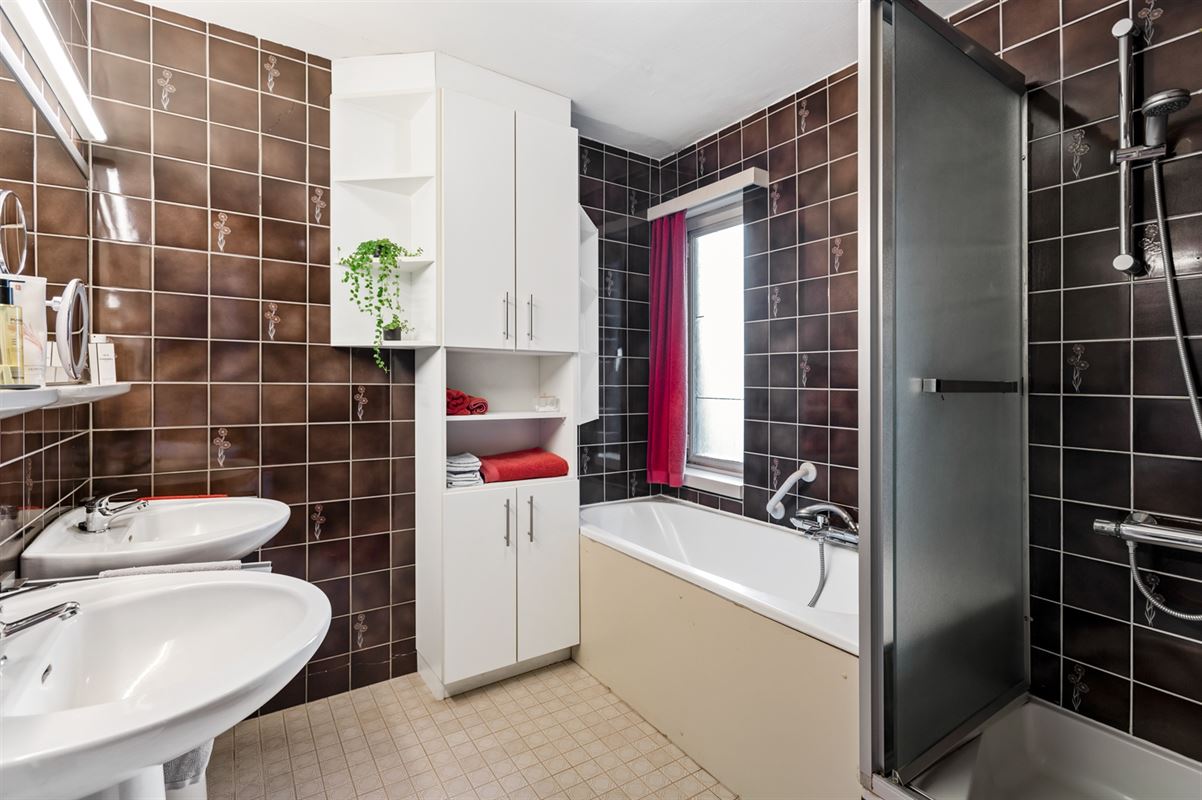 Maison de plain-pied avec 3 chambres à coucher et portail de jardin côté rue.