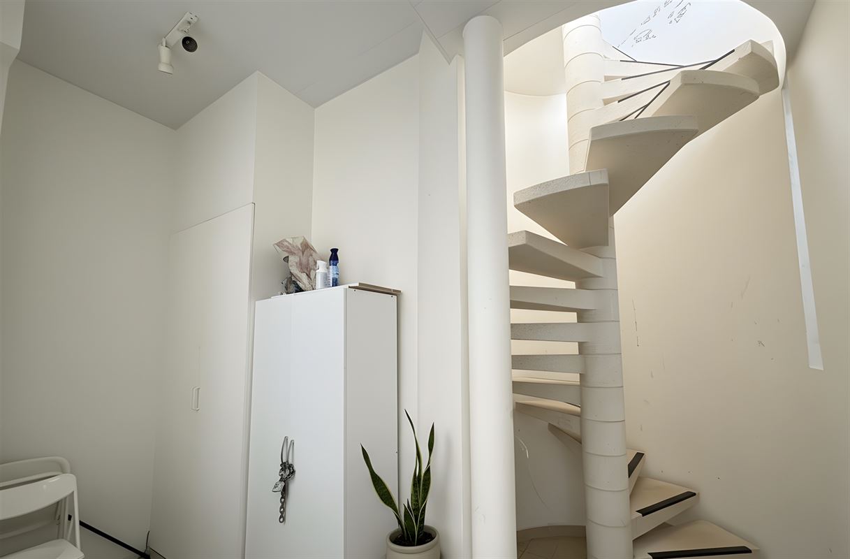 Kamerwoning met 6 kamers en handelsgelijkvloers.