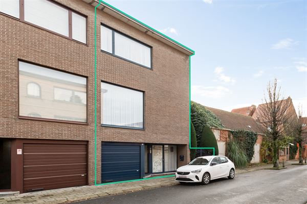 Bel-etage woning met 3 slaapkamers en tuinpoort aan straatkant.