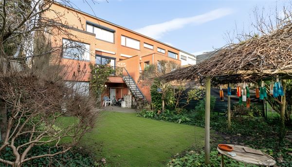 Bel-etage woning met 3 slaapkamers en tuinpoort aan straatkant.