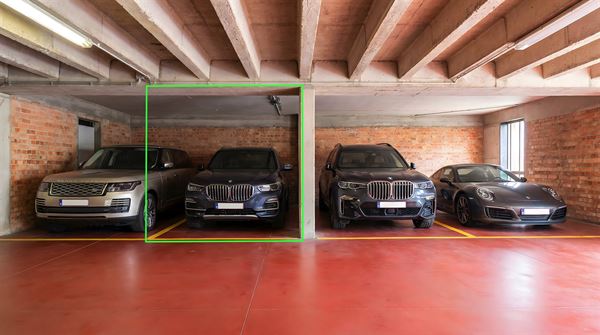 Overdekte autostaanplaats.