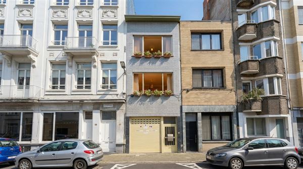 Bel-etagewoning met garage aan Sint-Andriesplaats.