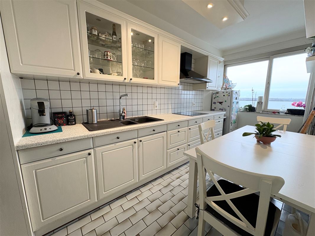 Apartment with 1 bdrm on 11th floor.