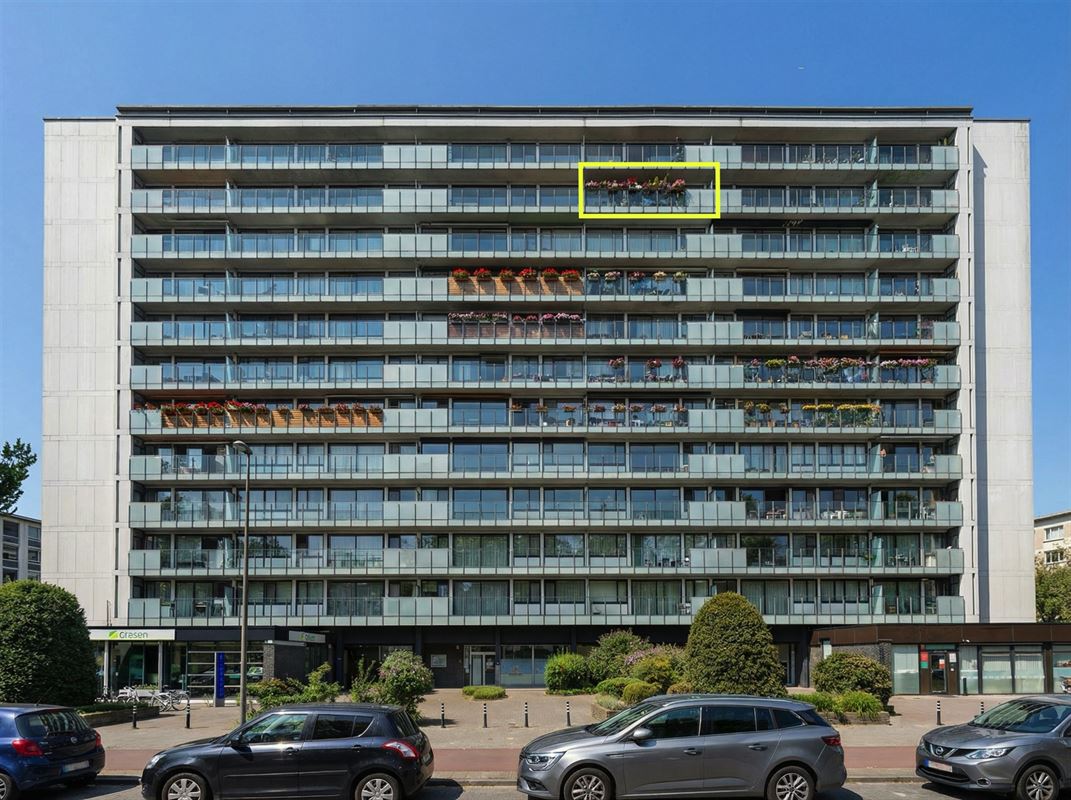 Apartment with 1 bdrm on 11th floor.
