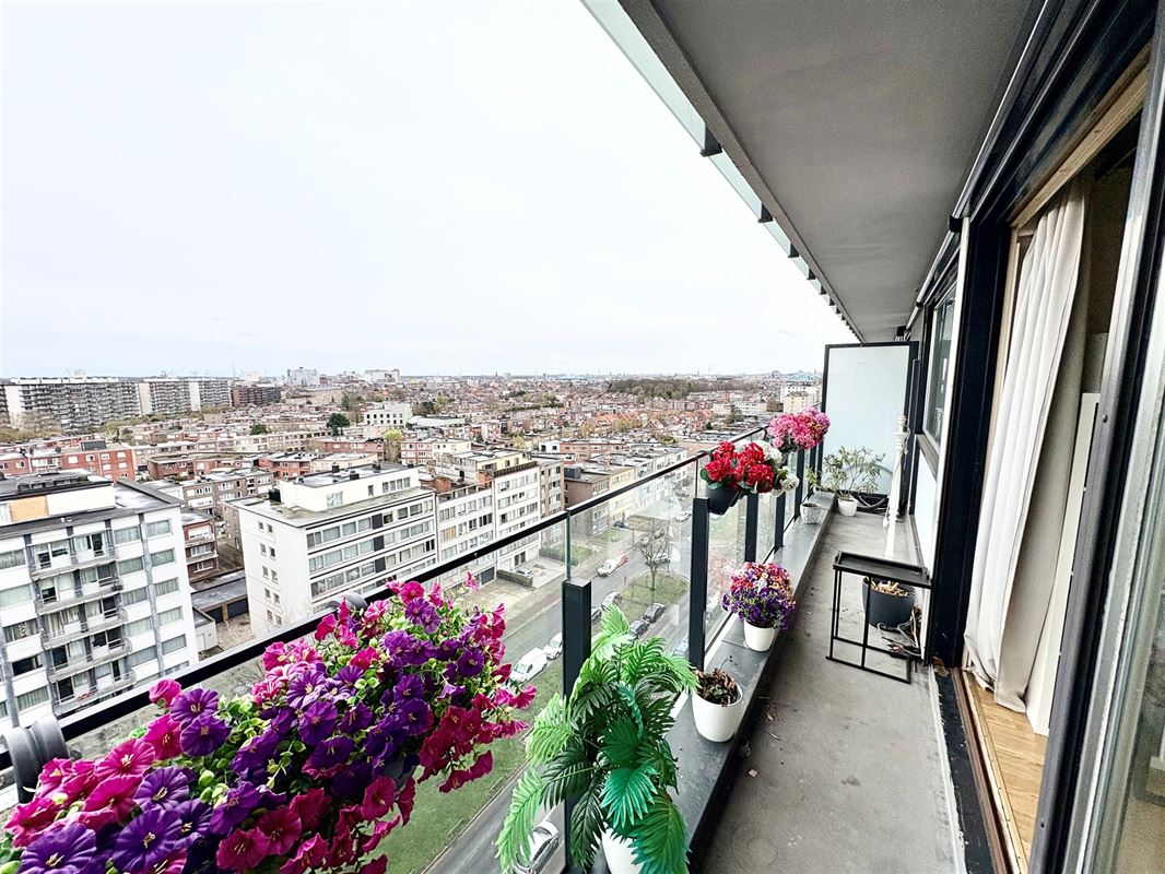 Apartment with 1 bdrm on 11th floor.