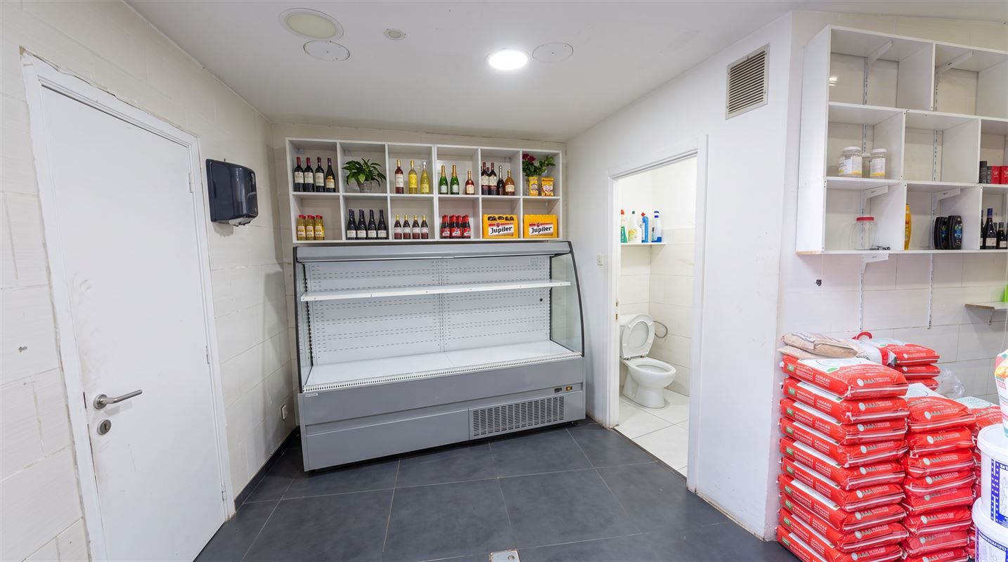 Rendabele opbrengsteigendom met 3 appartementen en handel.
