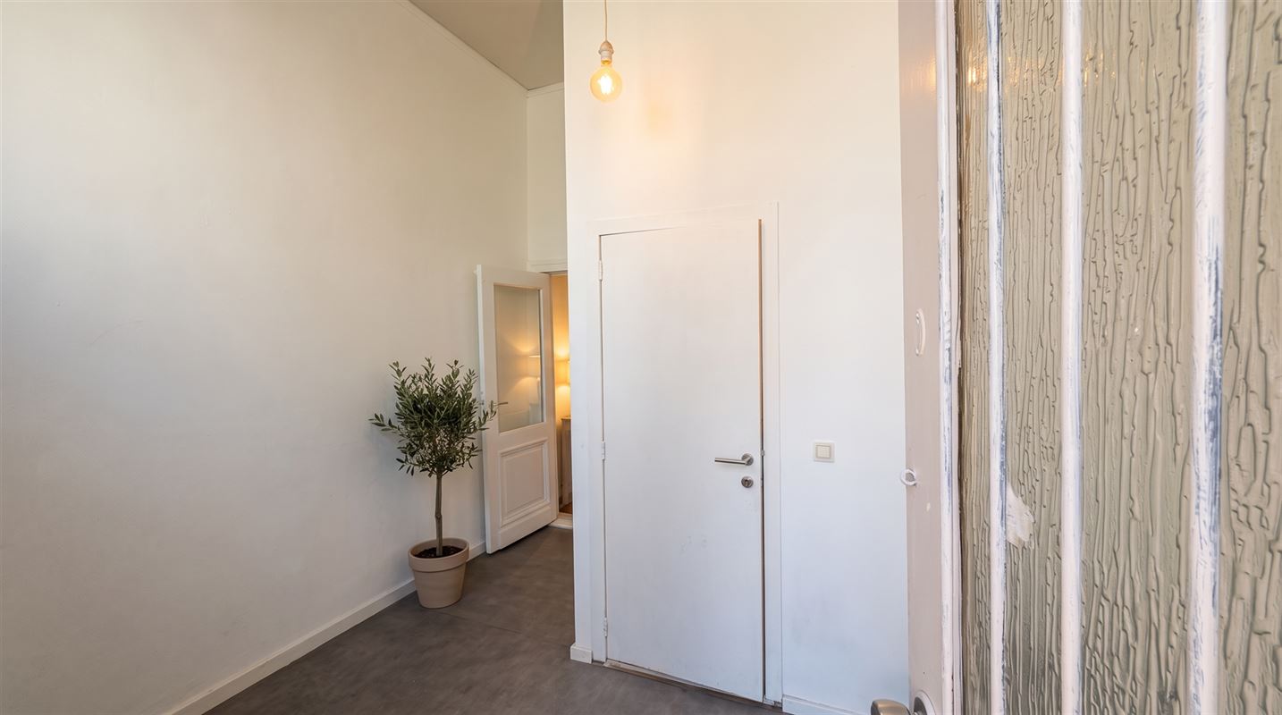 Karaktervolle rijwoning met veel potentieel aan Den Dam.