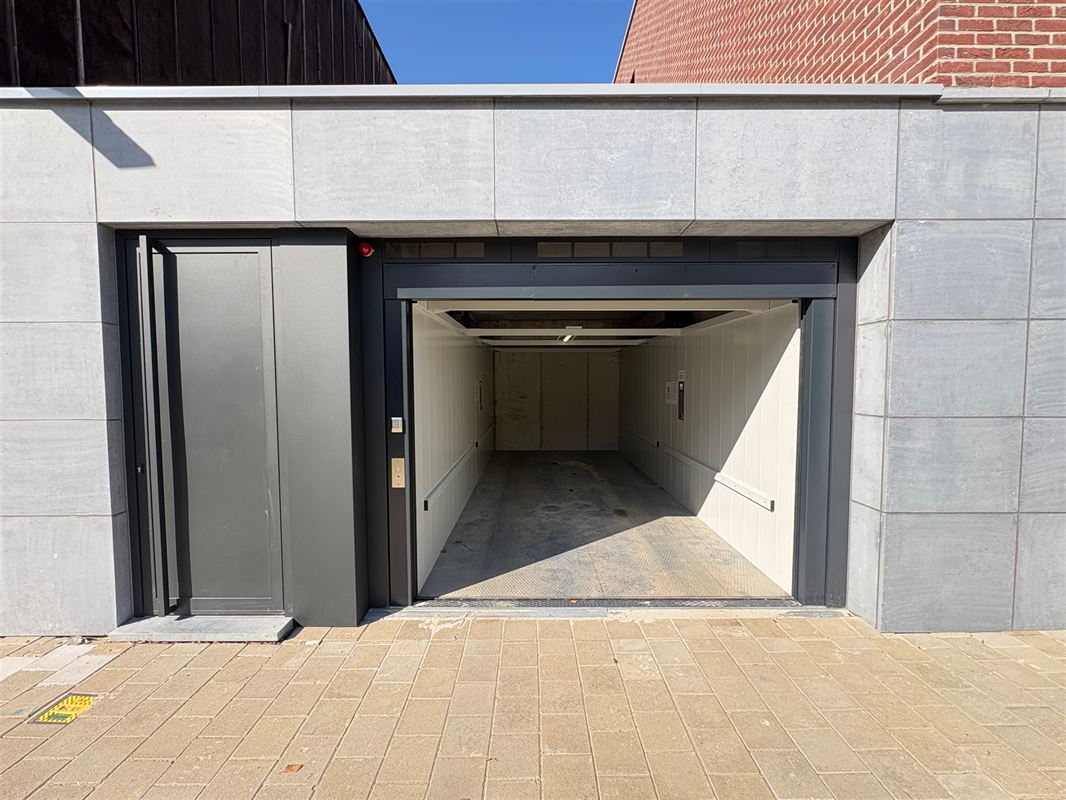 Appartement d'une chambre avec terrasse ensoleillée.